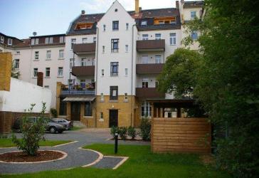 Hochwertig sanierte Altbauwohnung mit Balkon !