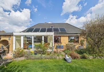 *** Großer Walmdachbungalow auf tollem Grundstück in Henstedt-Ulzburg***