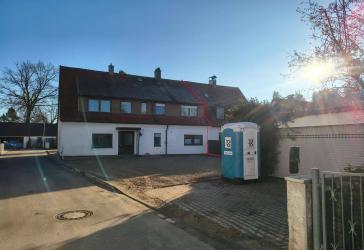Geräumiges Zweifamilienhaus mit Terrasse zum sanieren in Waldkraiburg