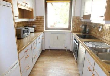 MÖBLIERTE,schöne helle 3,5 Zimmer-Wohnung mit Sonnenloggia u. TG Stellplatz im Zentrum von Erlangen