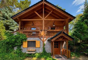 Naturnahes Wohnen: Vielseitiges Gebäudeensemble mit Holzhaus, Finnhütte, Nebengelass und Sauna