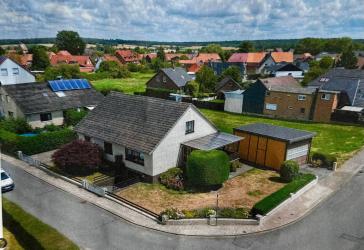 Großzügiges Einfamilienhaus mit 4 Bädern, Garten & 2 Garagen zur Miete