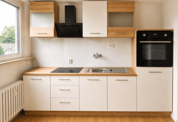 Renovierte DG-Wohnung: 3 Zimmer mit EBK und Stellplatz