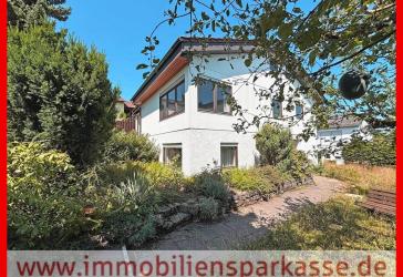 Ruhiges Wohnen im modernisierten Haus mit großem Garten und Garage!