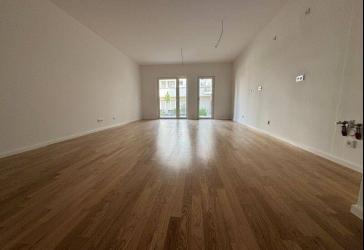 Erstbezug!: 4-Zimmer-Wohnung im Erdgeschoss mit Balkon