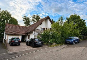 Großzügiges Familienanwesen mit Einliegerwohnung, 225 m² Wohnfläche und besonderem Flair