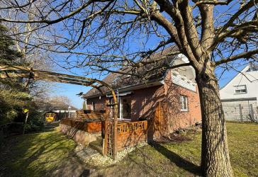 **GEMÜTLICH + FAMILIENGERECHT**Wohnhaus mit Vollkeller**Großzügiges Grundstück in Waldnähe**