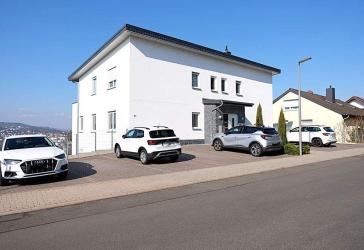 Neuwertige Erdgeschosswohnung mit 3 ZKB in beliebter Lage mit Panoramablick !