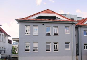 Attraktive Neubau-Penthousewohnung in der City mit heller Einbauküche und Fahrstuhl im Hause