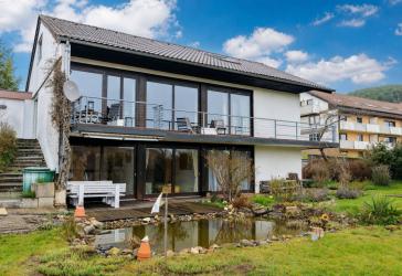 Alleinstehendes Einfamilienhaus mit Einliegerwohnung und Doppelgarage in Massivbauweise