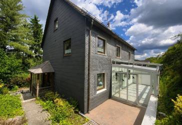 Viel Raum für Ideen: Großzügiges Einfamilienhaus mit Ausbaureserve und großem Garten