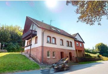 charmates Einfamilienhaus nebst Garage und Lagergebäude + Option auf Bauplatz