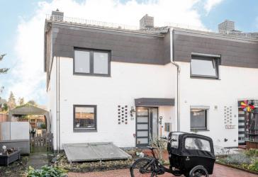Ideal für Familien - Lehrte bei Hannover: Reihenendhaus mit großem Grundstück, Keller und Garage.