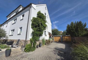 Hochwertig saniertes Zweifamilienhaus in beliebter Wohnlage von Weiden