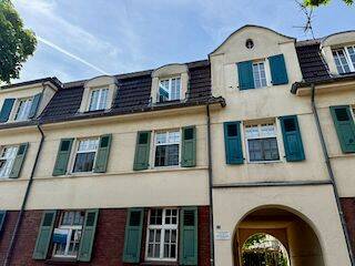 LEERE VIER ZIMMER WOHNUNG IM DACHGESCHOSS OHNE BALKON!