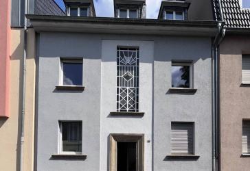 TR.-Engelstraße: Modernisierungsbedürftiges Mehrfamilienhaus mit 3 Wohneinheiten zu verkaufen.