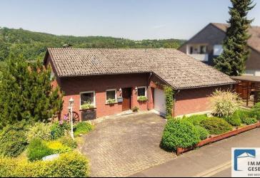 Ansprechendes Wohnhaus in unverbaubarer Wohn- und Aussichtslage im Wohngebiet Struthof!
