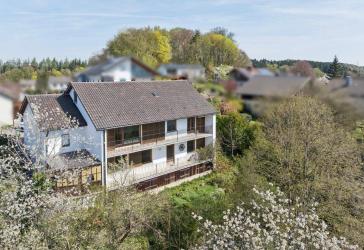 PROJEKT MIT WEITBLICK: Einfamilienhaus in Traumlage mit spektakulärem Modernisierungspotenzial
