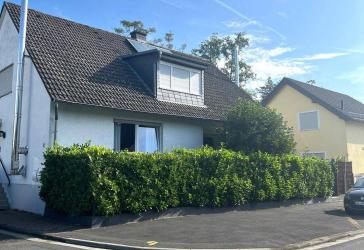 Große Erdgeschosswhg. (187 qm Wohn-/Nutzfl.) mit Garten und ausgeb. UG in 2-Fam.Haus