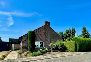 „Exklusiver Bungalow mit Indoor-Pool auf traumhaftem Grundstück“