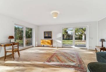 Luxuriöse 4-Zimmerwohnung in villenähnlicher Wohnlage mit großem umlaufenden Garten in Nymphenburg