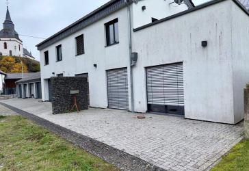 Viel Platz und vielfältige Möglichkeiten: Wohnhaus mit großem Grundstück, Garagenhof und Werkstatt