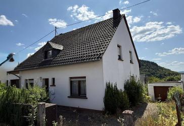 Zweifamilienhaus sanierungsbedürftig mit großem Garten