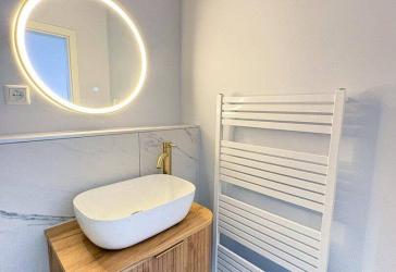 Frisch saniert & bezugsbereit - Helle 2-Zimmer-Altbauwohnung nahe Künstlerviertel