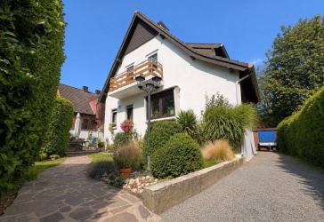 Freistehend wohnen mit viel Grün: Einfamilienhaus mit Pool, Garage & großzügigem Grundstück