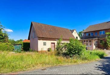 Sanierungsbedürftiges Haus: 152 m² Wohnfläche, 753 m² Grundstück, Garage mit Ausbaureserve!