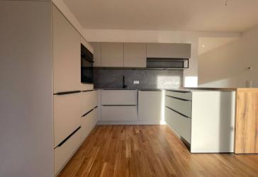 *** Familienwohnung mit Blick ins Grüne, EBK, 2 Bäder, TG mit Ladeoption ***
