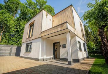 Erstbezug, direkter Waldzugang & Design: freistehendes Haus mit 7 Stellplätzen und Luxus-Ausstattung