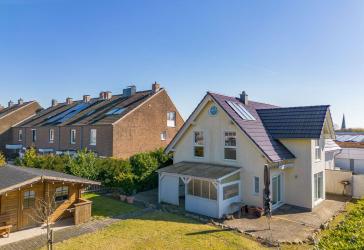Travemünde: moderne DHH mit viel Platz + top Energieeffizienz