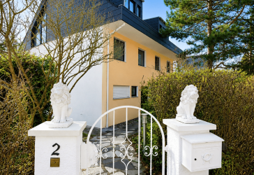 Exklusive Split-Level-Doppelhaushälfte mit Galerie, Kaminzimmer, Einliegerwohnung und Fernblick