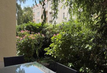 GROßZÜGIGE ALTBAUWOHNUNG MIT PRIVATER TERRASSE UND EIGENEM GARTEN