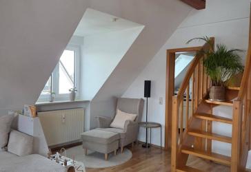 Helle 3-Zimmer-Dachgeschosswohnung mit Galerie, Balkon und Stellplatz – provisionsfrei von privat