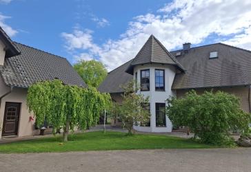 4-Seiten- Hof mit 3 Wohnhäusern, 1 Scheune und 8000 qm