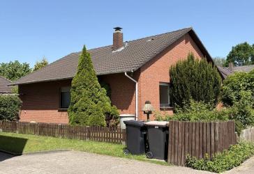 Wohnen im Bungalowstil! Mit Garage ! Pflegeleicht ! Ebenerdiger Wohnraum im Zentrum von Varel! Angefangene Renovierung/Teilsanierung!