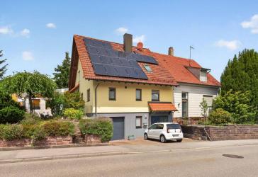 Energieeffizientes Haus mit Wintergarten, Wärmepumpe und PV-Anlage sowie Nebengebäude