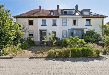 Gartenidylle inklusive: Reihenmittelhaus mit Terrasse, Balkon und Gartenhaus