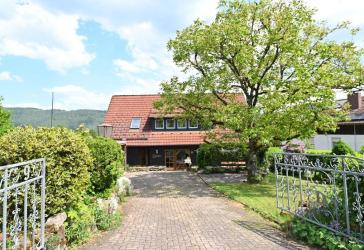 Charmantes Zweifamilienhaus mit Potenzial in idyllischer Aussichtslage