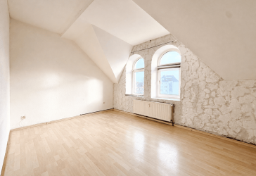 Hier steckt Potenzial drin - renovierungsbedürftige 2,5 Zimmer mit Stellplatz