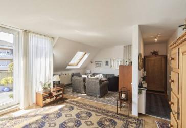 Lichtdurchflutete Eigentumswohnung mit großem Sonnenbalkon und Garage in schöner Wohnlage von Poll