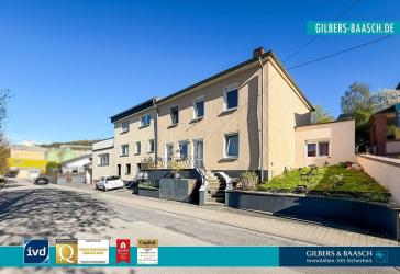 Wohn- und Geschäftshaus in Wellen mit vier Wohnungen, einer Gewerbeeinheit sowie mehreren Garagen.