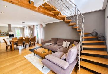 Architektonisches Schmuckstück: Großzügige Maisonette mit Dachterrasse und eigener Garage