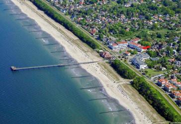 Exklusive Chance: Stilvolle 3-Zi.-Wohnung in erster Reihe am Meer mit Eckbalkon und Ostseeblick