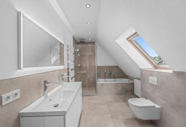 Hochwertig sanierte 5-Zimmer-DG-Wohnung mit großem Balkon und 2 Stellplätzen