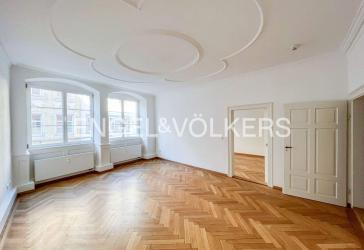 Kernsanierte Wohnung mit Aufzug, Balkon und charmanten Details