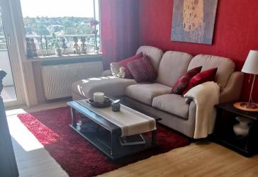 Geschmackvoll vollmöblierte Wohnung mit Skyline-Blick