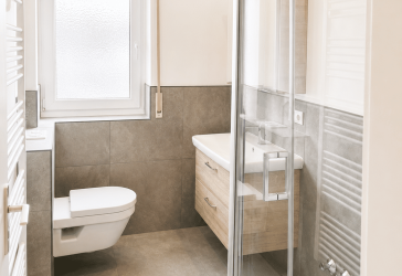 Exklusive 3-Zimmerwohnung – Bezug nach Kernsanierung mit Balkon ins Grüne